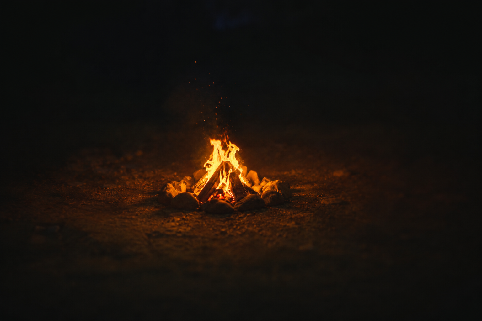 Lagerfeuer bei Nacht